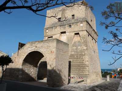 ...e la monumentale torre di avvistamento, simbolo del quartiere